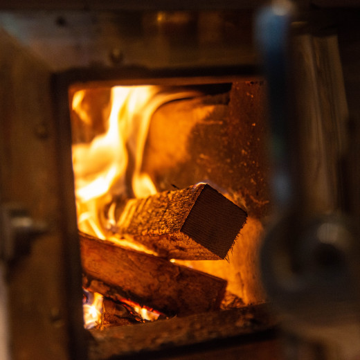 Kachelofen auf Temperatur bringen