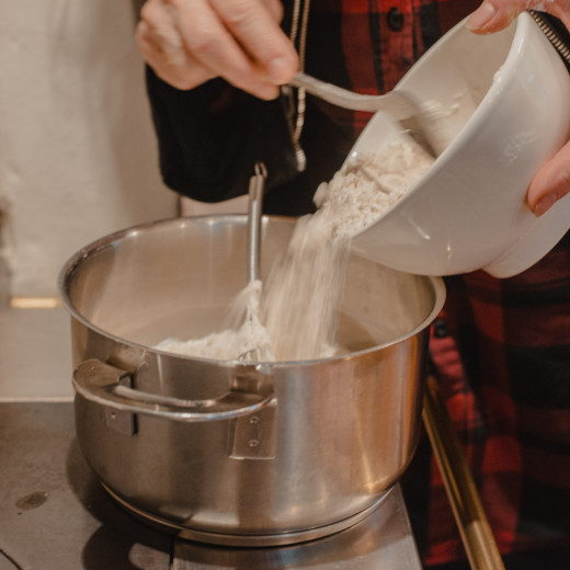 Mehl mit Milch gut verrühren und salzen