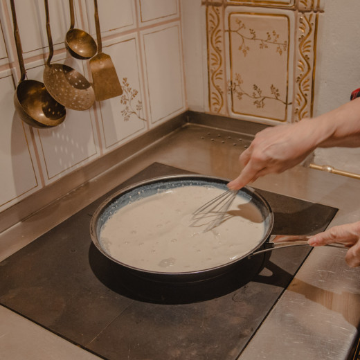 Langsam weiterkochen, bis das Koch eingedickt ist und Blasen wirft