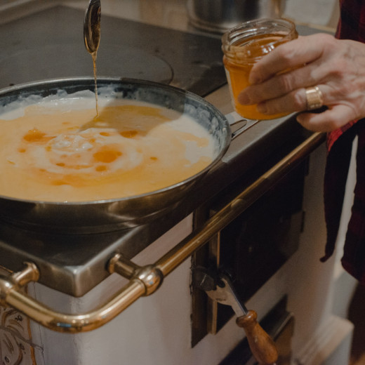 Zum Schluss werden geschmolzene Butter und Honig über das Bachlkoch gegossen