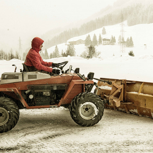 Pilot Shannon Harding clears the snow with a tractor. | © Edith Danzer Pilot Shannon Harding clears the snow with a tractor. | © Edith Danzer
