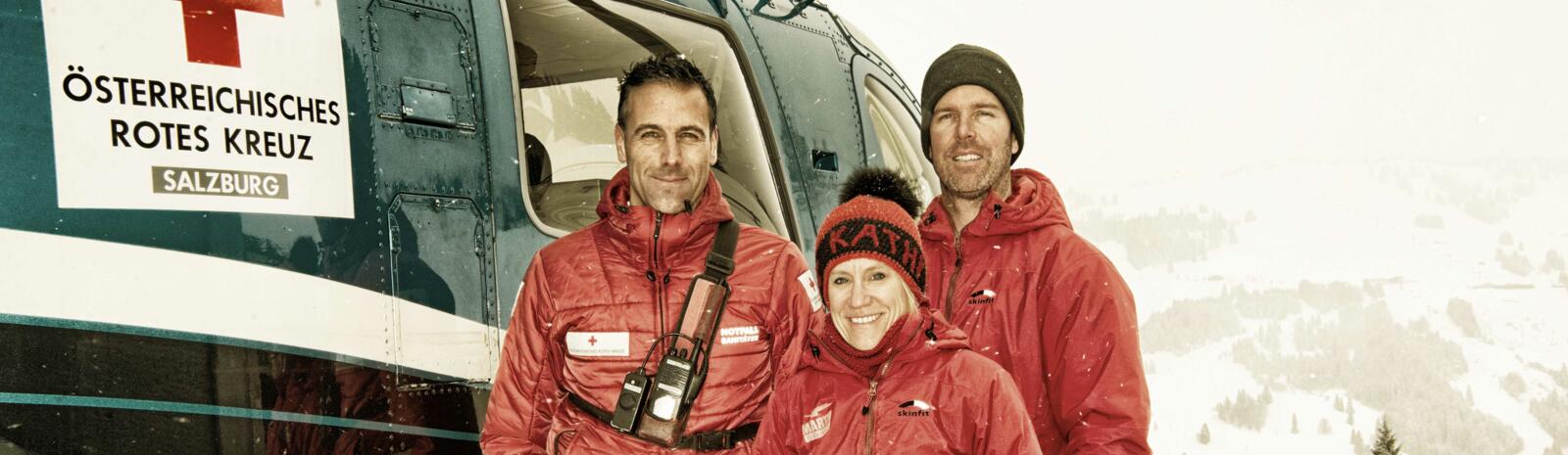 Die Crew (v.l.):  Flugretter Toni Voithofer, Dr. Katharina Spora und Pilot Shannon Harding | © Edith Danzer
