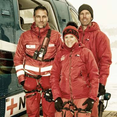 Die Crew (v.l.):  Flugretter Toni Voithofer, Dr. Katharina Spora und Pilot Shannon Harding | © Edith Danzer