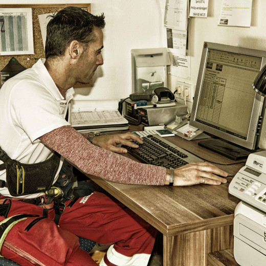Paperwork is also part of the daily Air-Rescue-business. | © Edith Danzer Paperwork is also part of the daily Air-Rescue-business. | © Edith Danzer