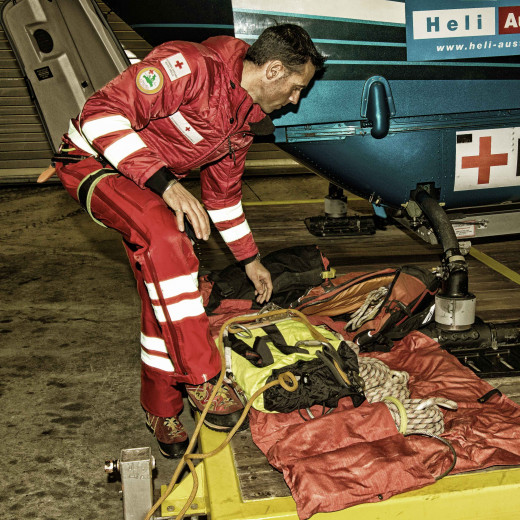 Toni Voithofer inspects the  ropes. | © Edith Danzer Toni Voithofer inspects the  ropes. | © Edith Danzer