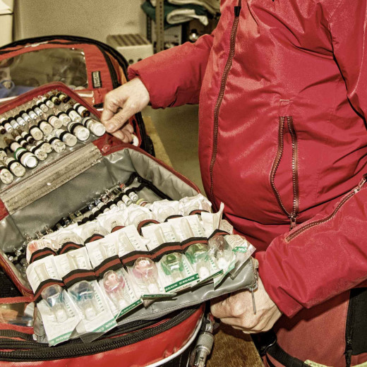Emergency doctor Katharina Spora inspects the medical backpack. | © Edith Danzer Emergency doctor Katharina Spora inspects the medical backpack. | © Edith Danzer