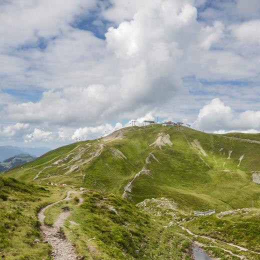 View from the foot of the Stemmerkogel in direction Westgipfel gondola. View from the foot of the Stemmerkogel in direction Westgipfel gondola.