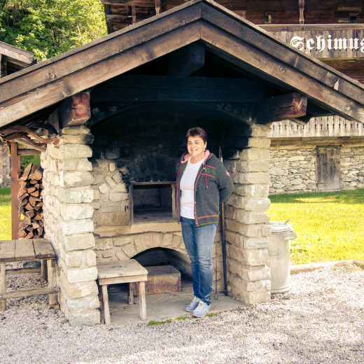 Renate shows the historical oven. | © Edith Danzer Renate shows the historical oven. | © Edith Danzer