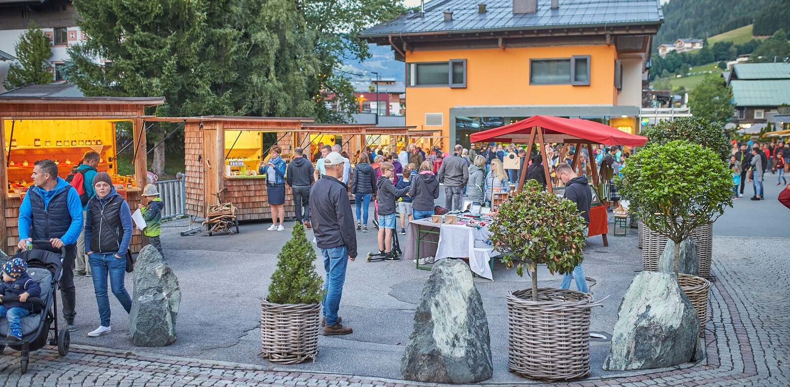 Gut gefüllte Straßen im Hinterglemmer Zentrum | © saalbach.com, Daniel Roos