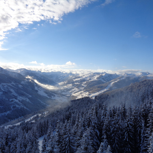 Blick ins verschneite Glemmtal von Schönleiten. | © Bergbahnen Saalbach Hinterglemm