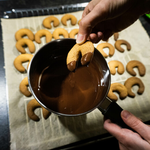 Dip the cookies | © saalbach.com Vanillekipferl | © saalbach.com