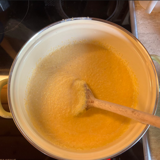 For the preparation you only need a pot and a wooden spoon | © Michaela Mitterer For the preparation you only need a pot and a wooden spoon | © Michaela Mitterer