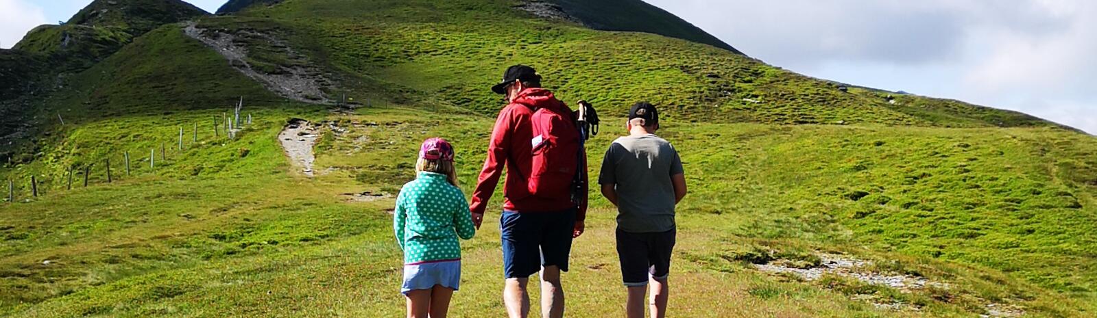 Familienwanderung Richtung Stemmerkogel