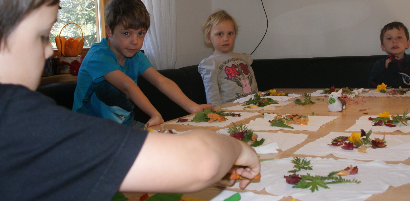 The kids prepare the herbs | © Bianca Passrugger-Lörgetbohrer