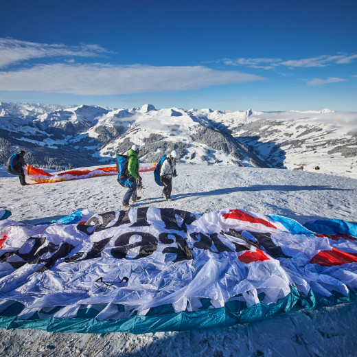 Der Schirm wird ausgebreitet | © danielroosphotography
