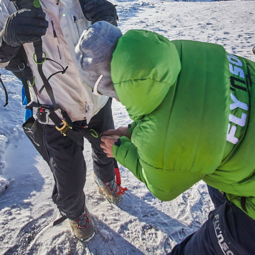 Kontrolle der Gurte | © danielroosphotography