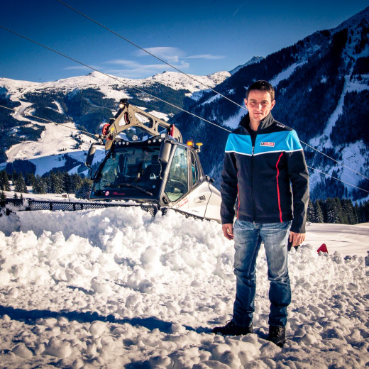 Michael Hasenauer vor seinem Pistengerät | © Edith Danzer