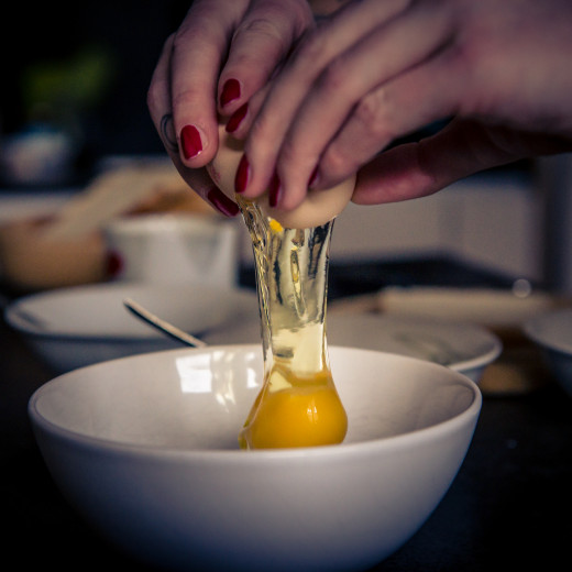 Eier und Milch in eine Schüssel geben | © Edith Danzer