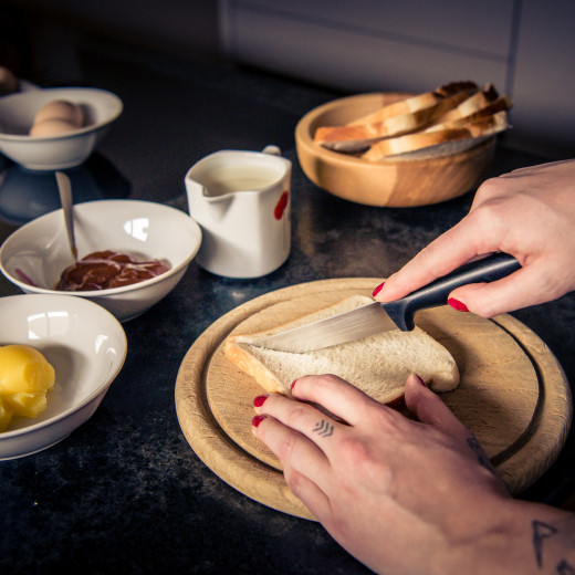 'Toastbrot in da mittn schneidn, mit mamalad beschmieren' | © Edith Danzer