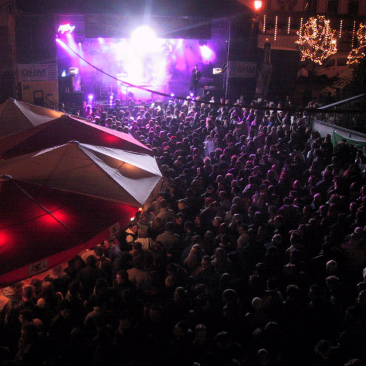 Bühne am Dorfplatz im Jahr 2002 | © c saalbach.com