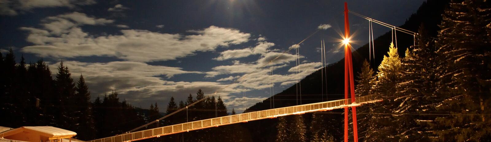 Golden Gate Bridge der Alpen bei Nacht | © gesamt.at