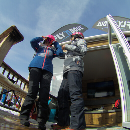 Ausrüstungscheck am Bungalow | © Anna Überegger flynsoul