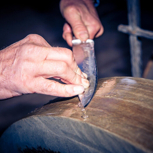 © Edith Danzer Sharpening the blade | © Edith Danzer