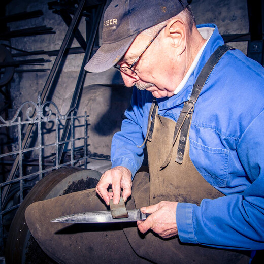 Manually correcting the sharp edge | © Edith Danzer Manually correcting the sharp edge | © Edith Danzer