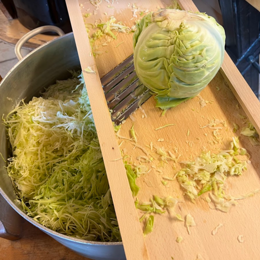 The fresh cabbage is grated by hand | © Michaela Mitterer