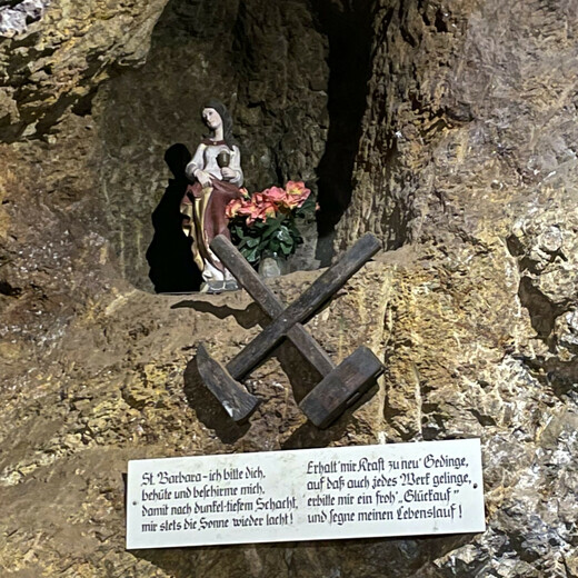 St. Barbara und alte Bergbauwerkzeuge