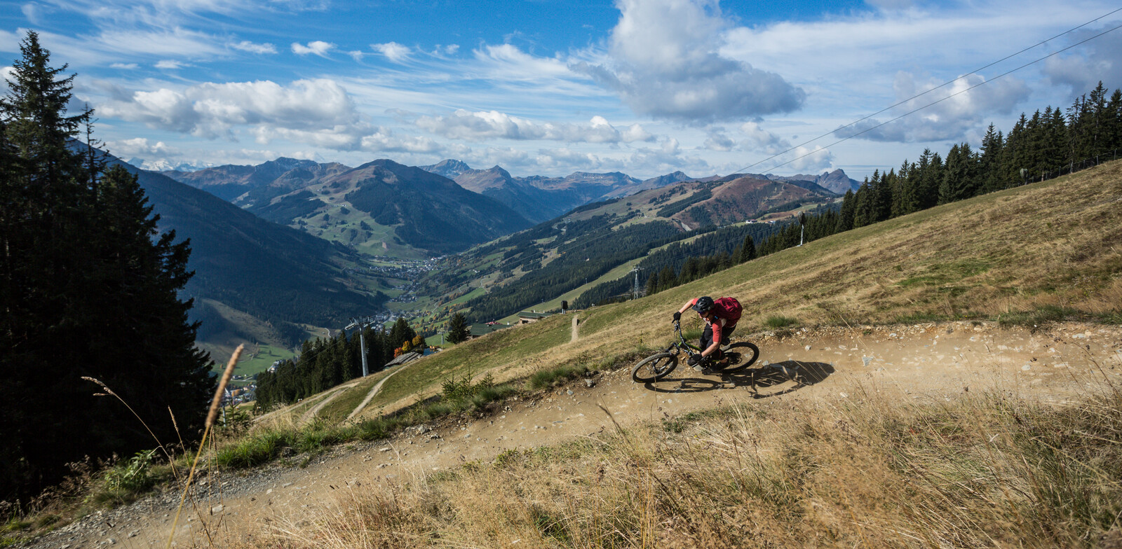 Angie shredding the Panoramatrail.  | © Heiko Mandl