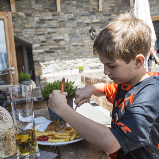 Recharge the batteries at the Westgipfelhütte | © Heiko Mandl Recharge the batteries at the Westgipfelhütte | © Heiko Mandl