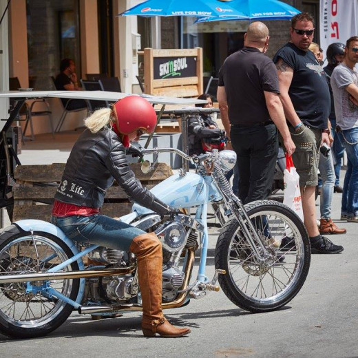 Ladies on bikes | © Daniel Roos