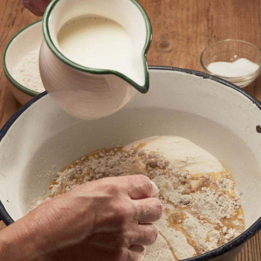 Frische Milch kommt dazu | © Rammernalm Frische Milch kommt dazu | © Rammernalm