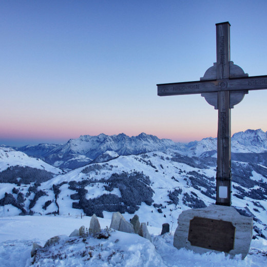 Sonnenaufgang am Gipfelkreuz | © Gesa Temmen