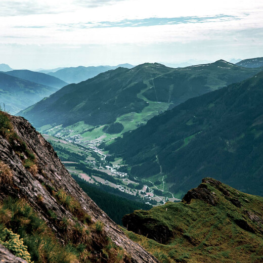 View into the valley | © bestmountainartists View into the valley | © bestmountainartists