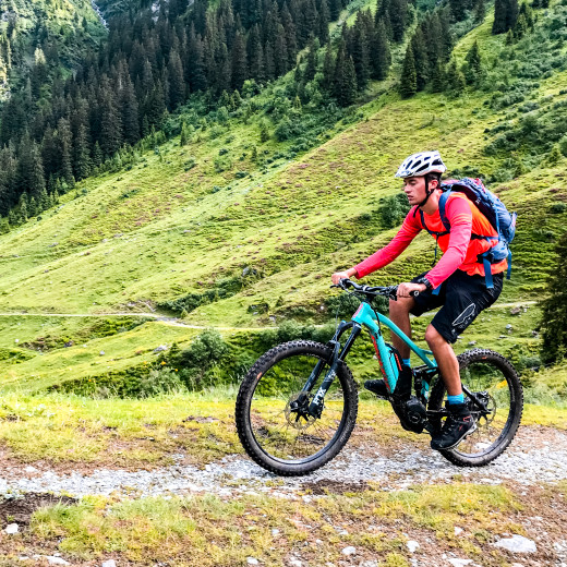 With the e-bike to Ossmannalm | © bestmountainartists With the e-bike to Ossmannalm | © bestmountainartists