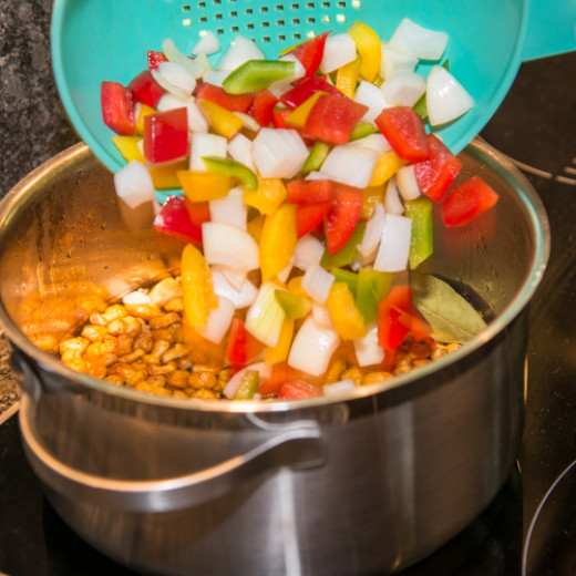 The ingredients are put into the vinegar | © Edith Danzer The ingredients are put into the vinegar | © Edith Danzer
