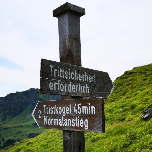 Only experienced hikers should turn right here!