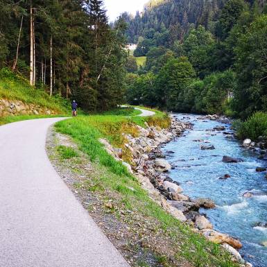 Der Glemmtal Radweg verläuft direkt am Fluss