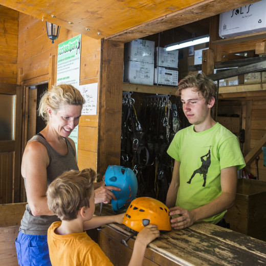 Das Equipment vom Hochseilgarten wird geholt. | © Heiko Mandl