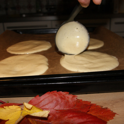 Der Teig wird aufs Backpapier aufgetragen. | © Bianca Passrugger