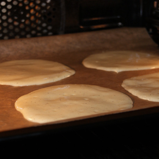 Der kreisförmige Teig ist im Ofen | © Bianca Passrugger