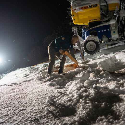 ... heavy machines and strong arms are needed | © saalbach.com ... heavy machines and strong arms are needed | © saalbach.com