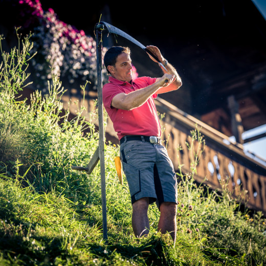 Das Sensenblatt wird zwischendurch gewetzt | © Edith Danzer