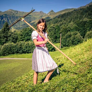 Lisa with the rake. | © Edith Danzer