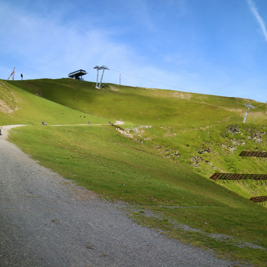 Erst schuften, dann spielen. Die Auffahrt zum Hackelbergtrail.  | © Michelle Himbert Erst schuften, dann spielen. Die Auffahrt zum Hackelbergtrail.  | © Michelle Himbert