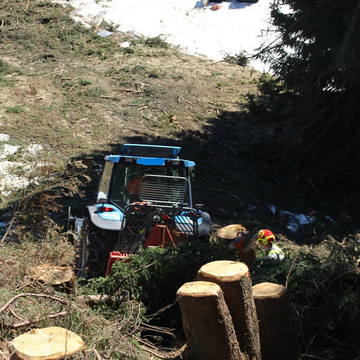 Nowadays, work is done with a tractor and winch | © Michaela Mitterer Nowadays, work is done with a tractor and winch | © Michaela Mitterer