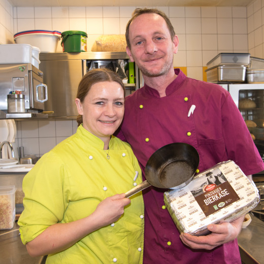 Susi and Lois in the kitchen of Pfefferalm | © Edith Danzer