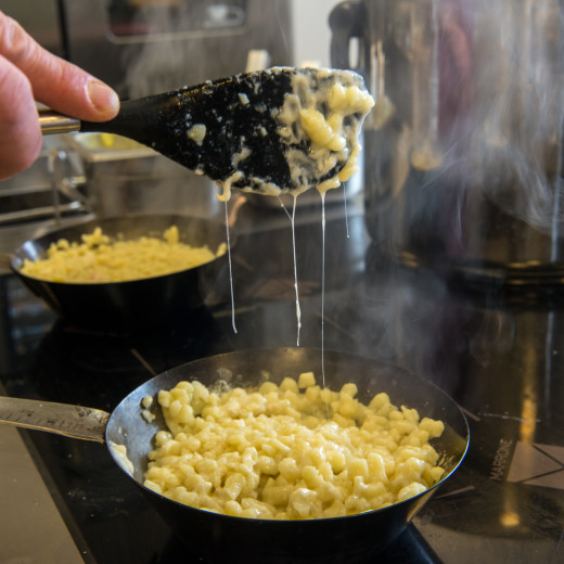 The melted cheese pulls threads | © Edith Danzer